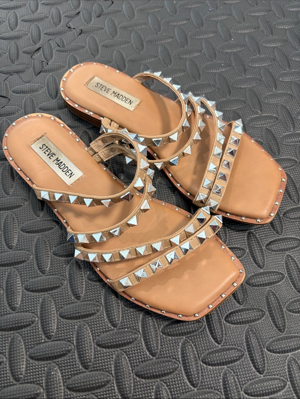 Steve Madden Studded Skyler Sandal Sz 6